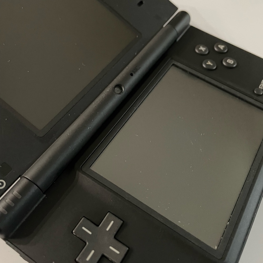Nintendo DSi, black (includes  protective skin, stylus pen, charger, and R4i).